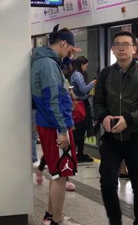 明星偶遇路人唱歌,意外邂逅引发音乐共鸣